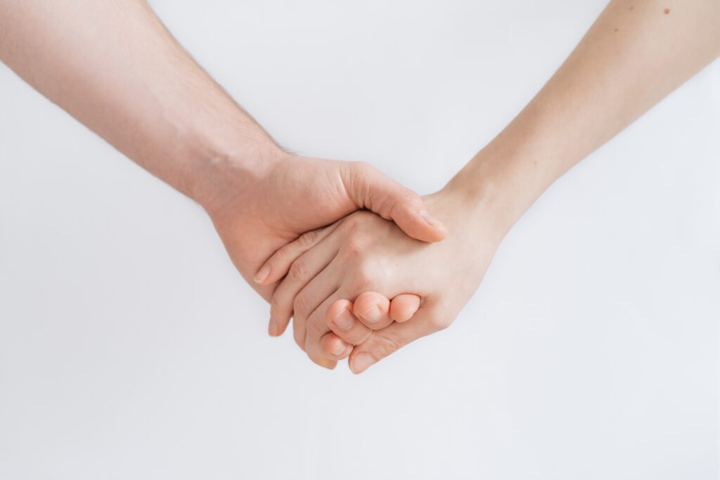 dos personas dándose la mano