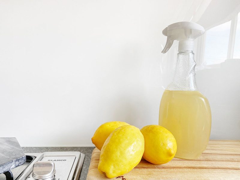 Spray con zumo de limón para eliminar las manchas de sudor de la ropa