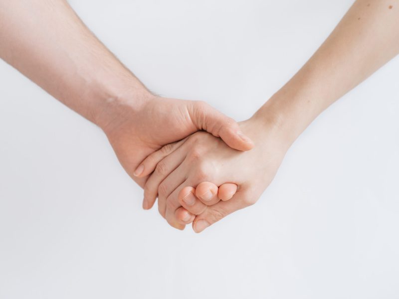 dos personas dándose la mano